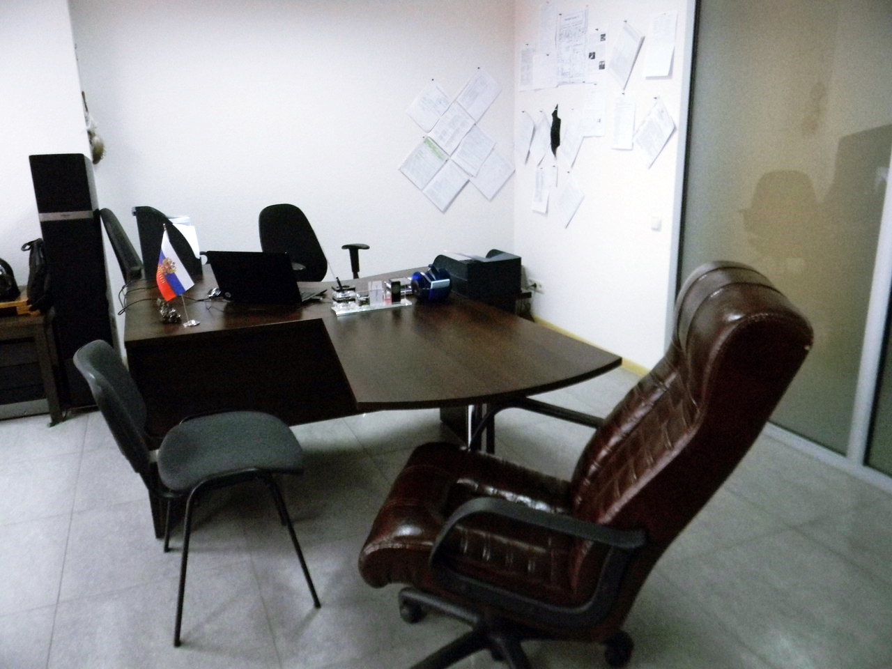 Наш офис - комната переговоров вид сбоку
